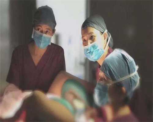 代生双胞胎抱男孩,赴泰国试管婴儿价格-检查男孩生殖器官视频-试管促排该离职